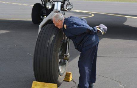 FOTO in VIDEO: Nekdanji Titov pilot iz Maribora se spet sreča s svojim letalom