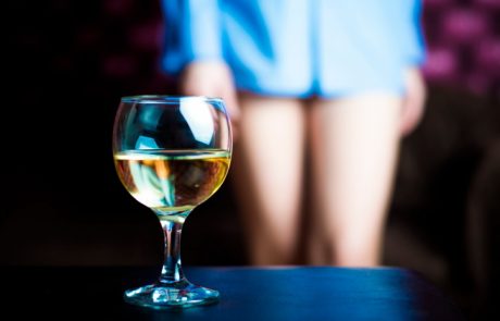Alkohol in seks: zmagovalna ali pogubna kombinacija?