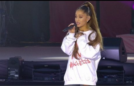 Čustvena Ariana Grande med koncertom razkrila navdihujoče sporočilo mame 15-letne žrtve