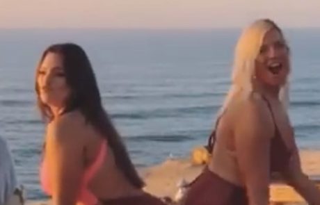 Močnejša manekeka Ashley Graham in njena seksi mama bili razigrani na plaži