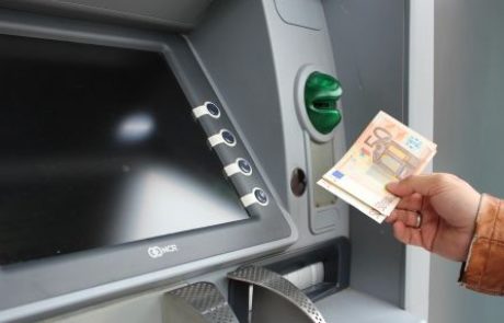 Za brezstičnimi karticami tudi tovrstni bankomati