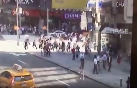 Grozljiv video avtomobila, ki je zapeljal v množico na Times Squaru, razkriva celoten pokol