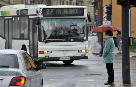 Avtobus LPP sunkovito zavrl in štirje potniki so končali v bolnišnici