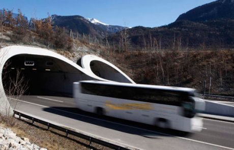 Na dolenjski avtocesti zagorel bolgarski avtobus s 45 potniki