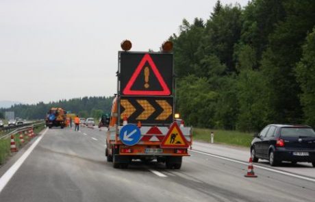 Nesreča zaprla avtocesto, promet poteka skozi odstavno nišo