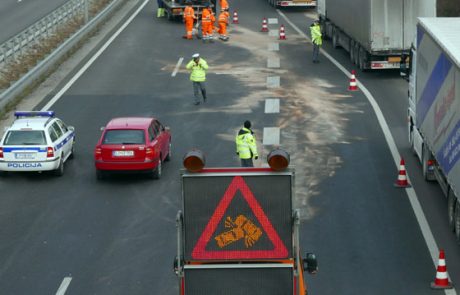 Nova smrt na primorski avtocesti: trčila dva tovornjaka, eden zdrsel s ceste v globino