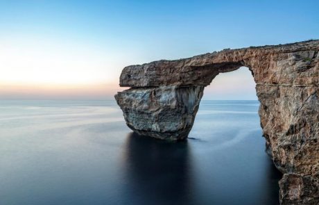 Največja turistična znamenitost Malte se je danes zrušila v morje