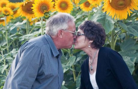 V spomin na pokojno ženo, ki jo izgubil za rakom, je zasadil 160 hektarov sončnic