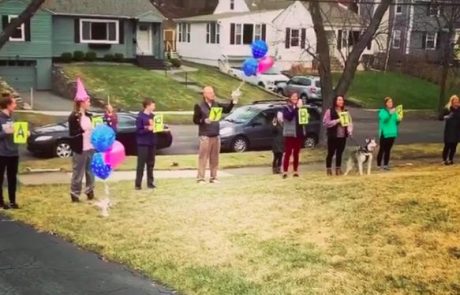 Video dneva: Družina je babici za 95. rojstni dan pripravila praznovanje na varni razdalji
