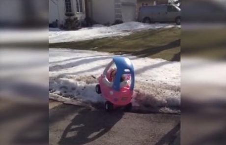Video dneva: Oče je zasačil pijano hčerko za volanom njenega novega avtombila