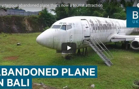 Skrivnostno letalo na Baliju privablja vedno več radovednežev s celega sveta