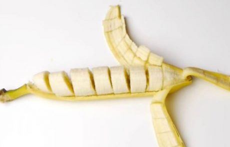 Kako narezati banano, brez da bi jo olupili (video)