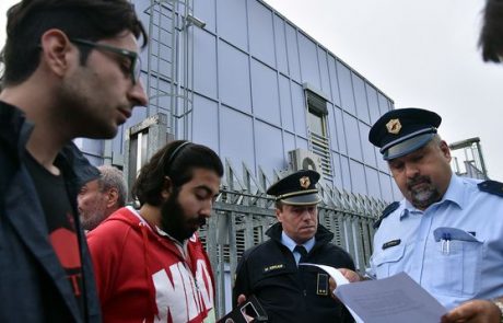 FOTO: Na Viču protestirajo begunci: Po pet nas je v sobi, že dva meseca nismo dobili denarja!