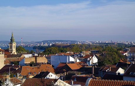 Srbska vlada z novimi slogani v spodbujanje žensk k rojevanju