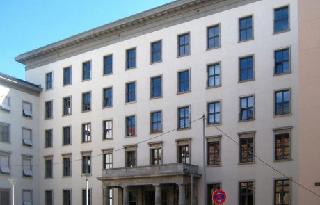 Nemška desnica se vrača k nacističnim koreninam, v pisarnah stene krasijo svastike