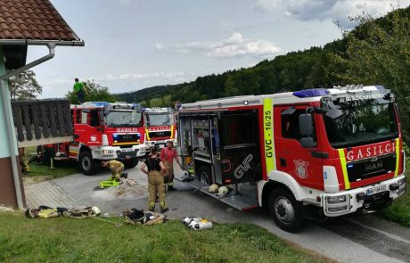 FOTO: Požar uničil streho in zgornjo etažo