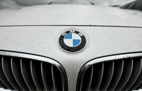 Blišč in beda Slovenske vojske: Ministrica Katičeva z novim BMW-jem, vojaki pa na Karitas po hrano