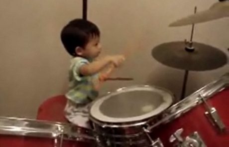 VIDEO: 1-letni bobnar obvlada!