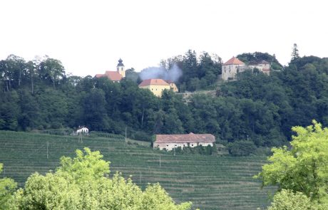 FOTO: Domačini trepetali za svojimi domovi, za bombo je ostal le dim