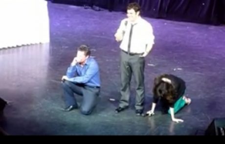 VIDEO: Pevka se je pred publiko na odru polulala
