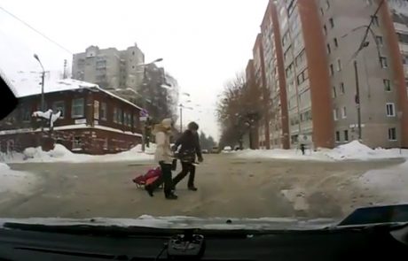 VIDEO: Ženska je sredi ceste izgubila otroka