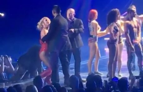 “Ima pištolo?”: Prestrašena Britney Spears zbežala z odra (Video)