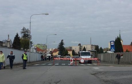 Čez praznike gneča okoli pokopališč, spremenjen bo prometni režim