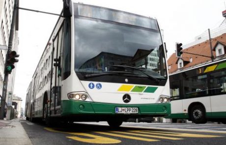 Trčenje avtomobila in avtobusa zaprlo cesto