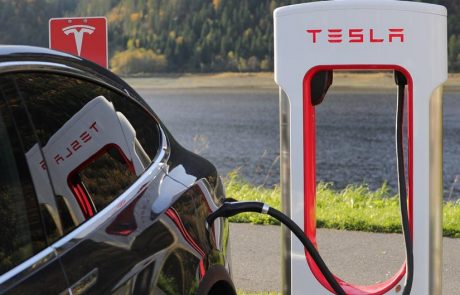 Tesla z 1,8 milijarde dolarjev za proizvodnjo modela 3