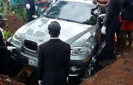 Očeta namesto v krsti pokopal v popolnoma novem BMW-ju