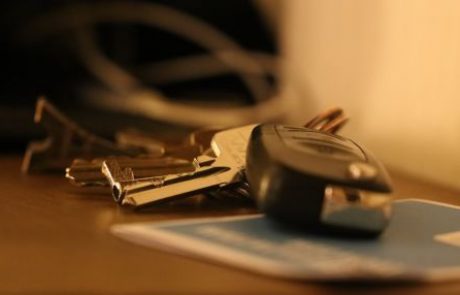 Mariborčanka v zaklenjenem avtomobilu pustila ključe in otroka