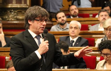 Puigdemont vztraja pri neodvisnosti, poziva k mirnemu uporu