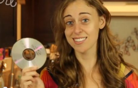 VIDEO: Odlično, kaj je naredila iz starih CD-jev!