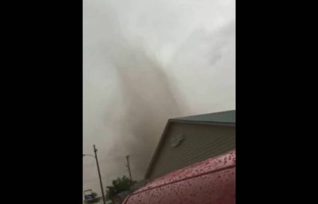 Če bi vas lovil tornado, bi tudi vi še kako preklinjali od strahu! (video)