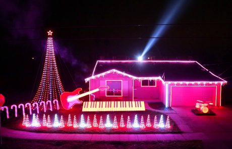 Če bi vaš sosed takole okrasil hišo, bi zasovražili božič (video)