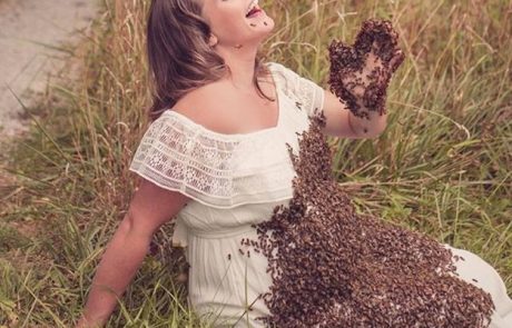 Ženska, ki je pozirala z 20 tisoč čebelami na nosečniškem trebuhu, rodila mrtvega otroka
