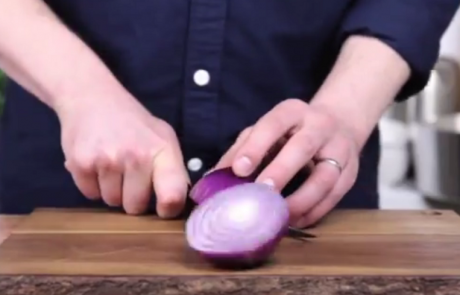 Jamie Oliver vam pokaže, kako PRAVILNO rezati čebulo (video)