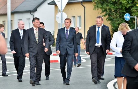 Norel je po cesti in skoraj izrinil slovenskega premierja