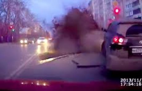 VIDEO: Noro, cesta je eksplodirala in se odprla tik pred voznikom!