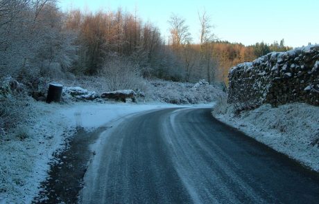 Previdno, ceste so lahko ledene in spolzke