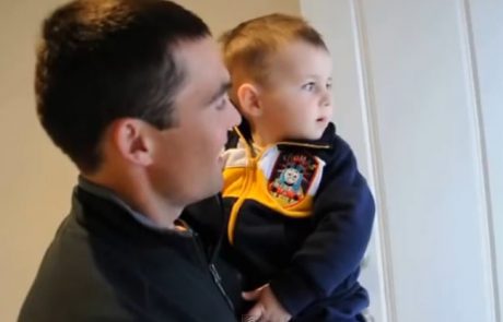 Deček prvič vidi očetovega dvojčka in njegova reakcija je neprecenljiva (video)