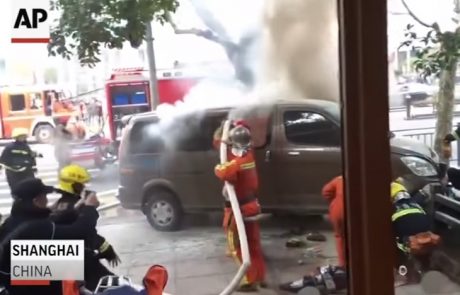 V Šanghaju tovornjak s plinskimi jeklenkami zapeljal med pešce (Video)