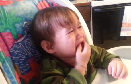 Najslabši oče na svetu malčku podtaknil čilijevo omako (video)