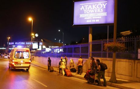 Več kot deset žrtev samomorilskega napada na letališču v Istanbulu