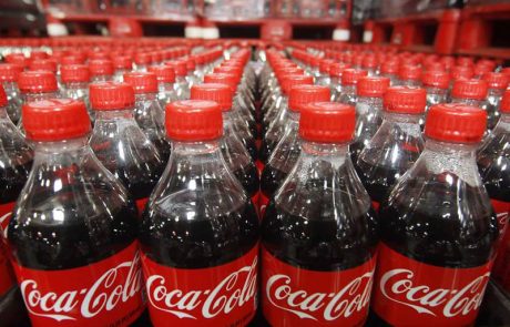 Coca-Cola zaradi davčne reforme četrtletje zaključila z izgubo