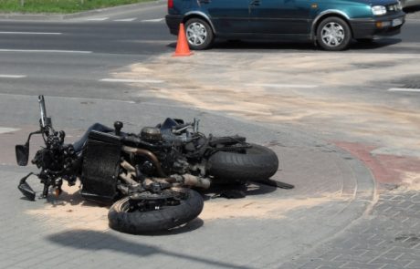 Po trčenju motorist hujše poškodovan