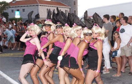 Vroča poletna zabava na Hrvaškem: karneval v bikiniju