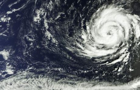 VIDEO: Orkanska Ophelia bo udaril po Evropi: ogrožena so življenja, šole zaprte