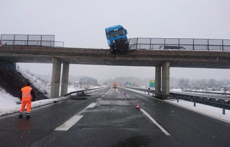 Zaradi nesreče na nadvozu pri Vodicah zaprta polovica gorenjske avtoceste