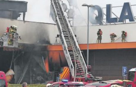 FOTO: Nakupovalni center še pred odprtjem zgorel